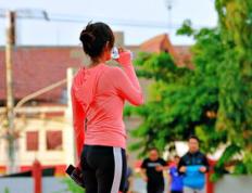 乐鱼官网-澳大利亚网球队险胜法国网球队，西西帕斯爆发神勇